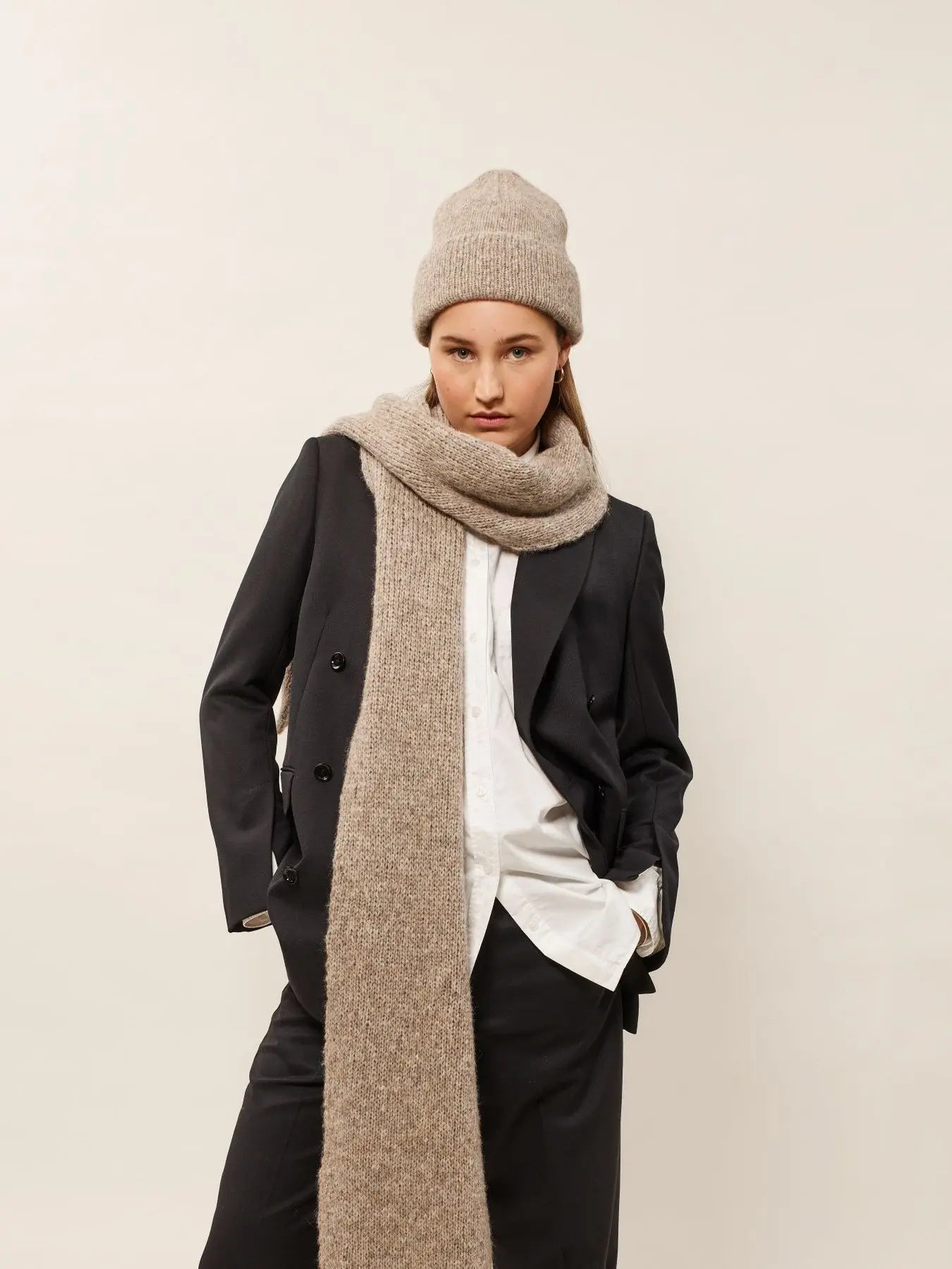 BLACK WEEK 50% RABATT - Nidris lue og skjerf