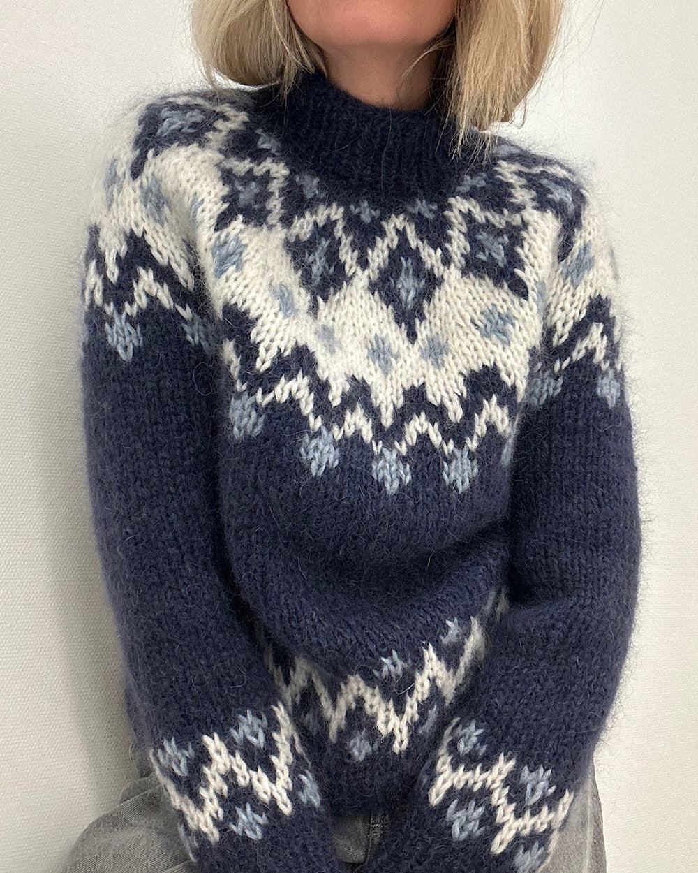 HÅNDSTRIKKET Min Etne genser i alpaca og mohair, 2 farger